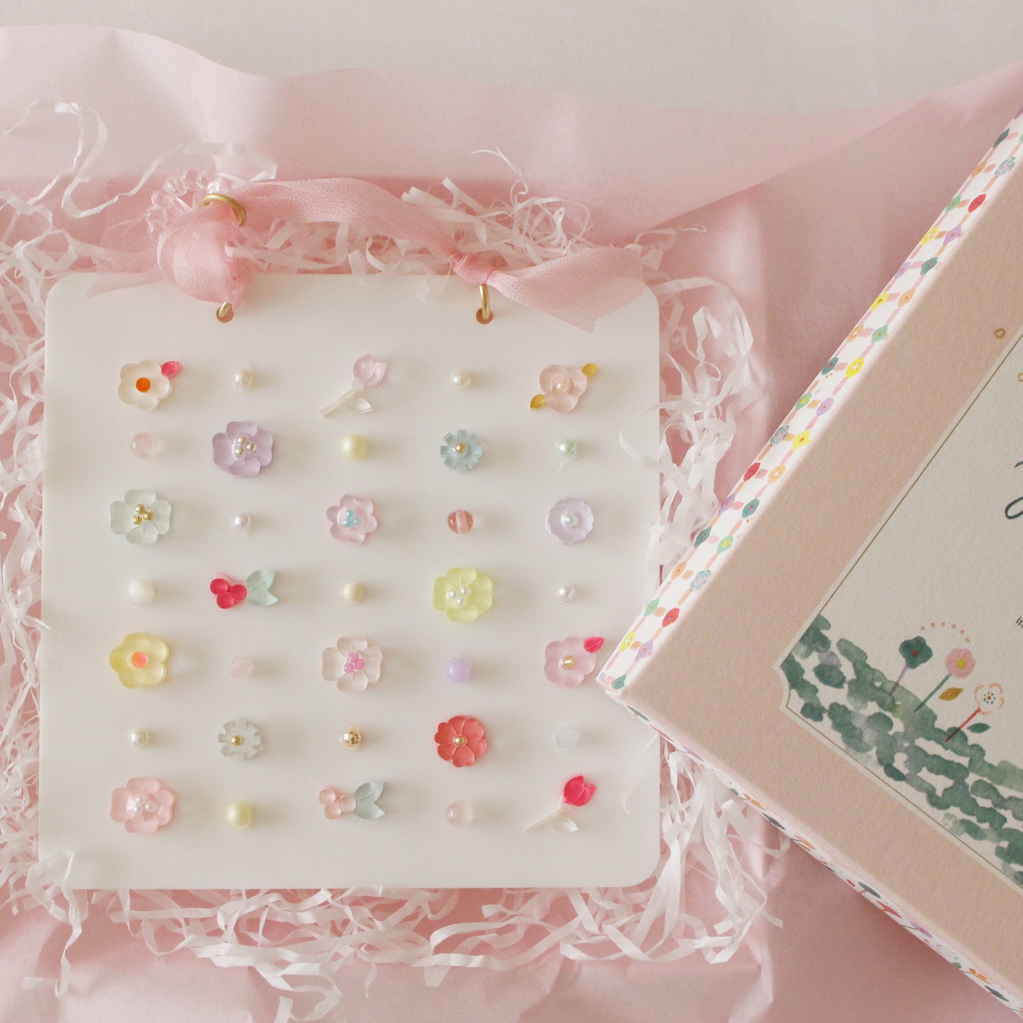wall bijoux 〈blossoms leading the way〉