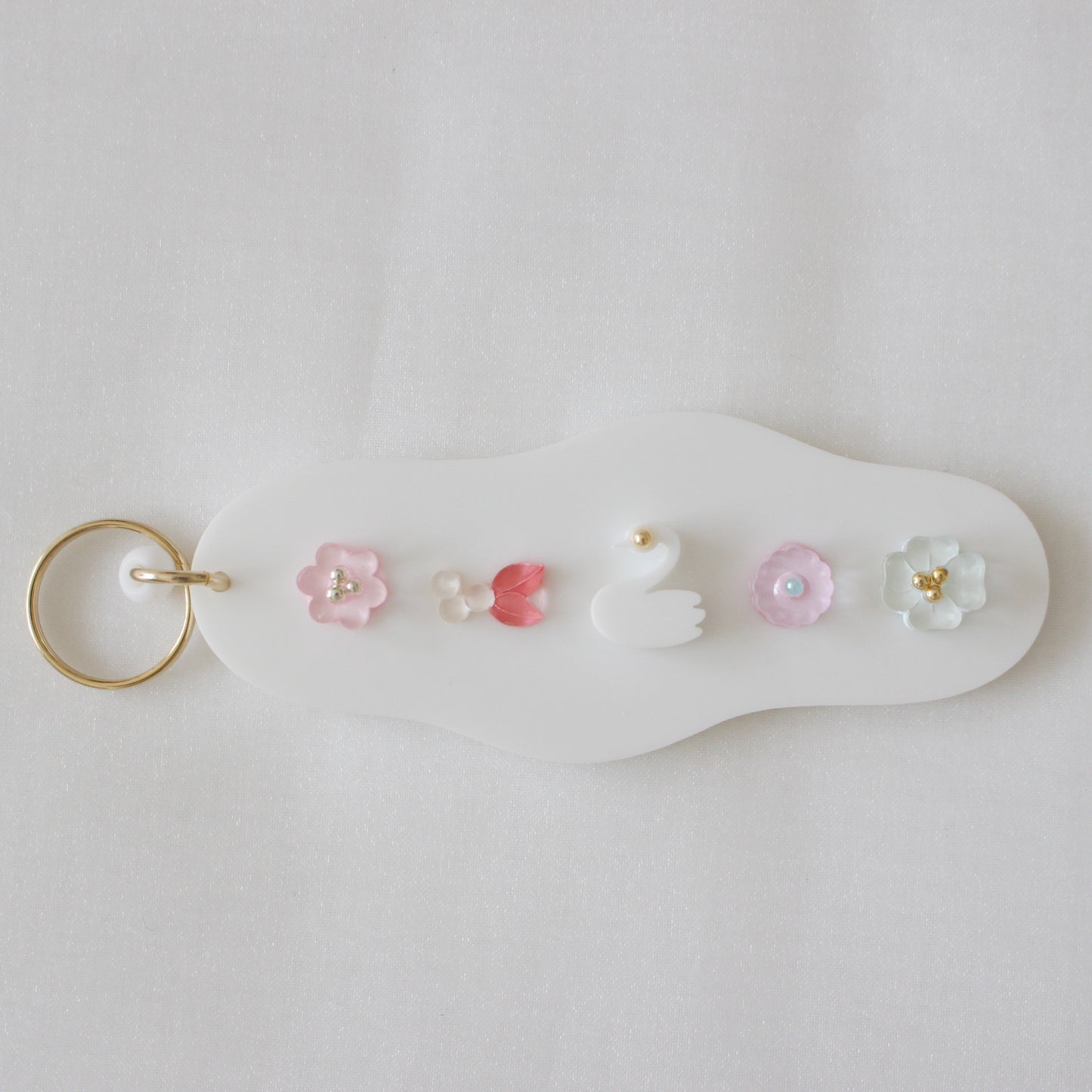 take a walk keychain 〈blossoms leading the way〉