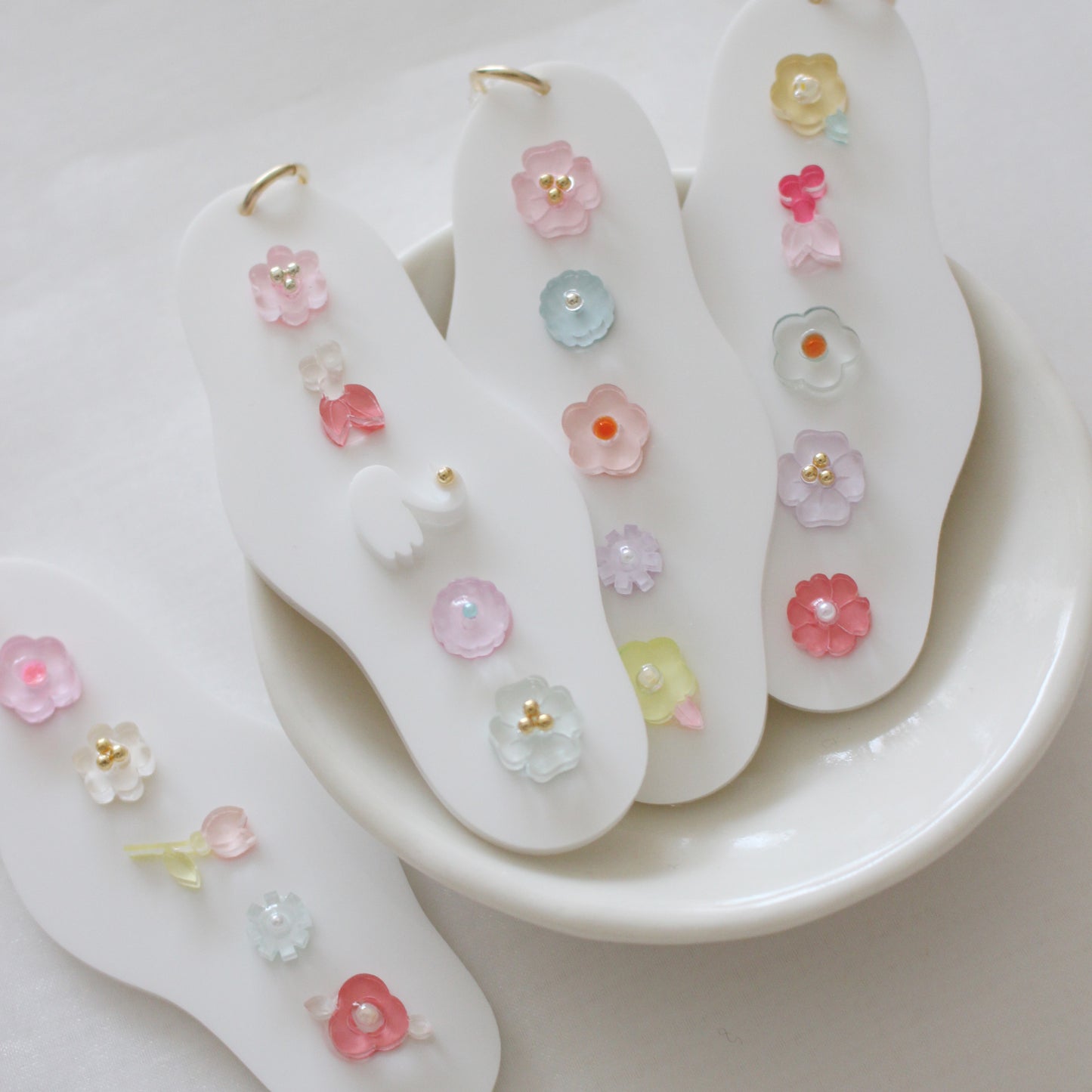 take a walk keychain 〈blossoms leading the way〉