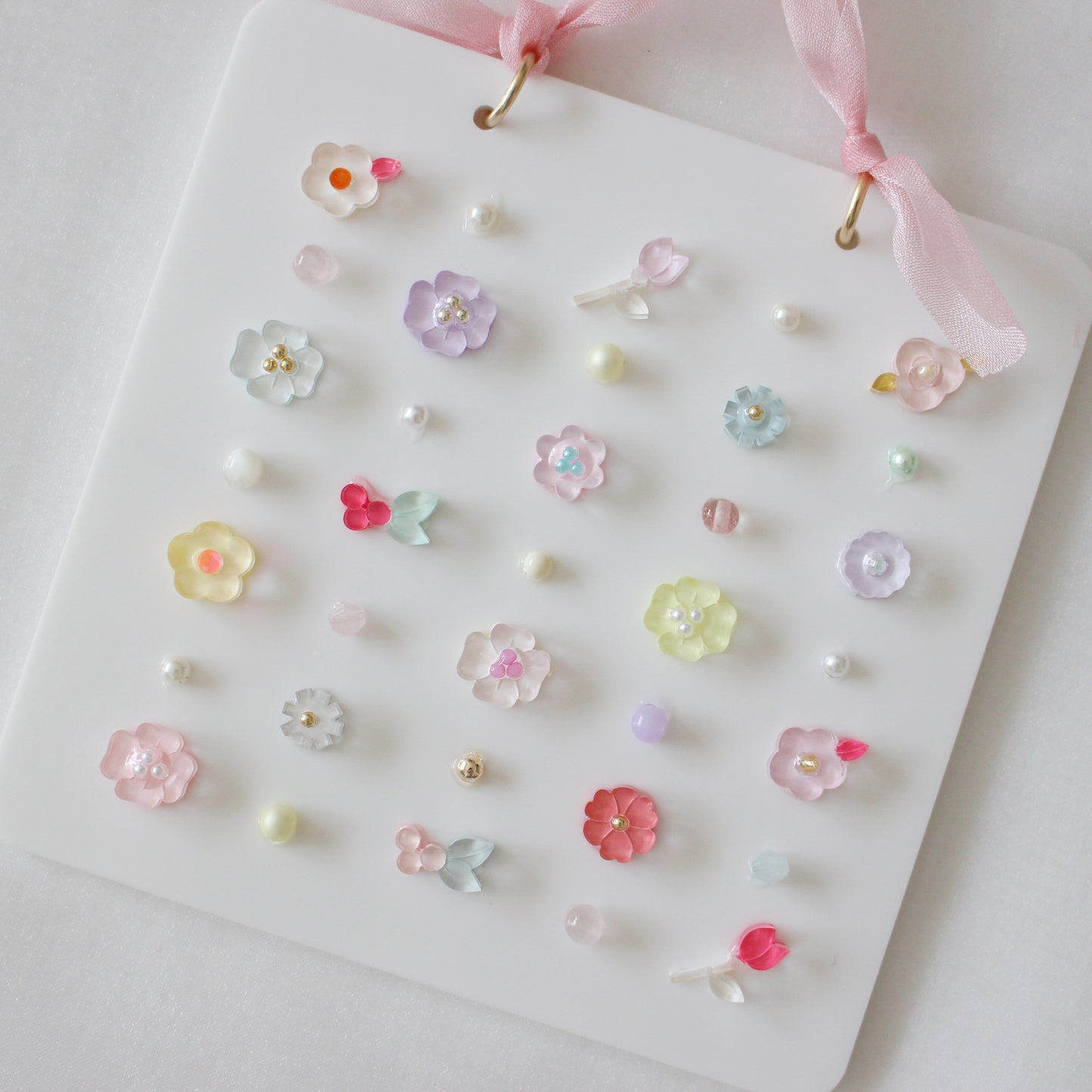wall bijoux 〈blossoms leading the way〉
