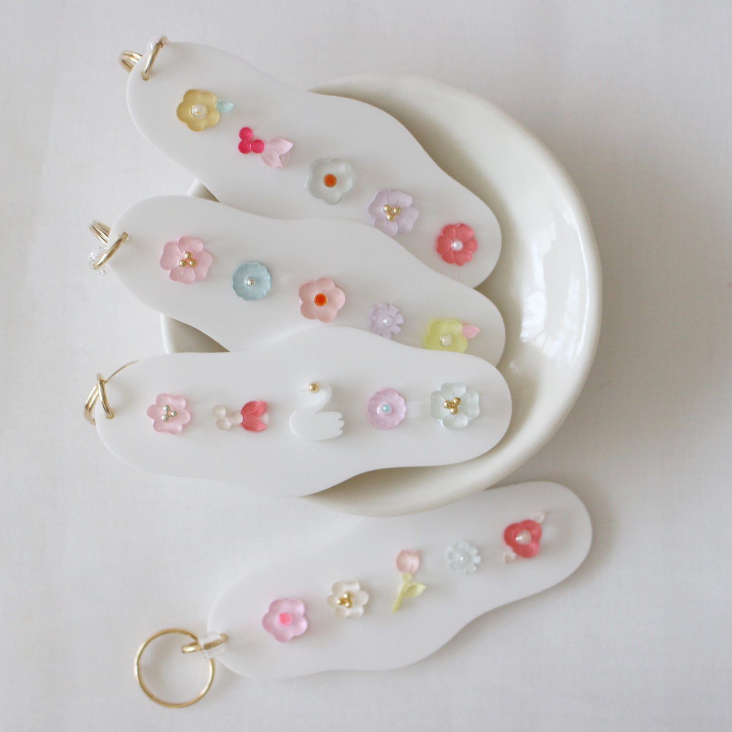 take a walk keychain 〈blossoms leading the way〉