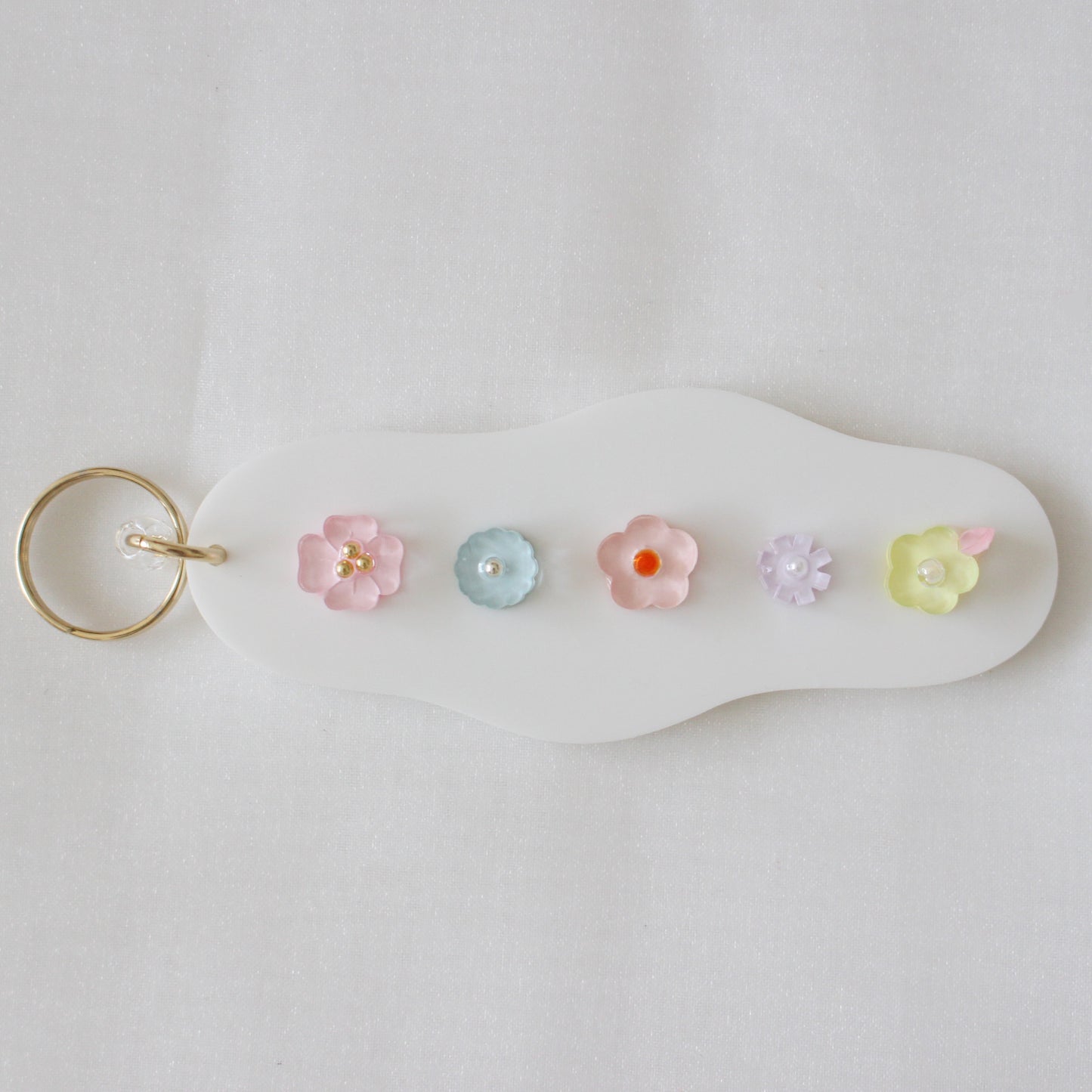 take a walk keychain 〈blossoms leading the way〉