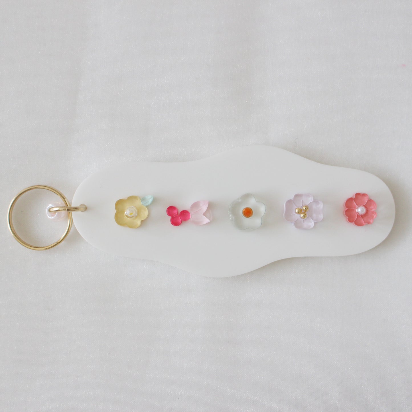 take a walk keychain 〈blossoms leading the way〉