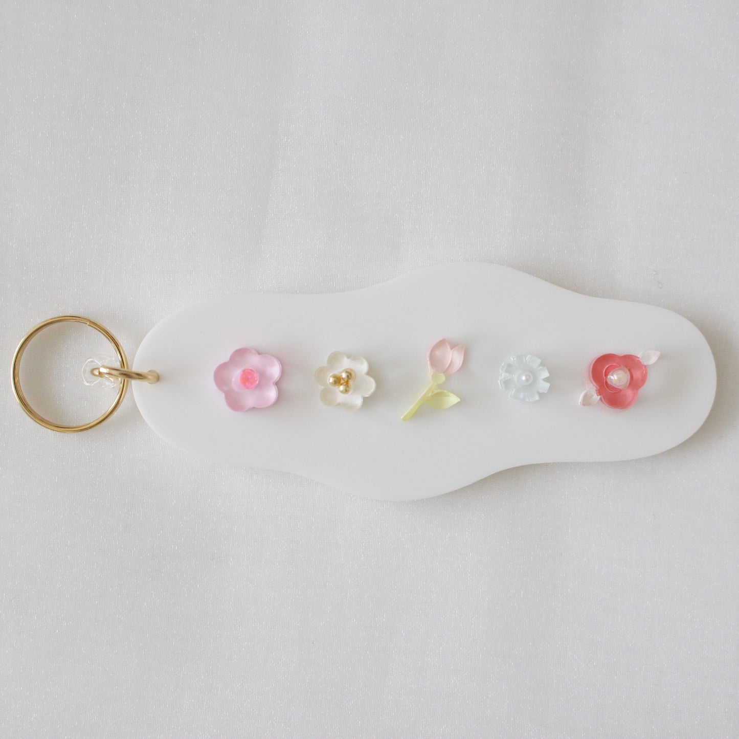 take a walk keychain 〈blossoms leading the way〉