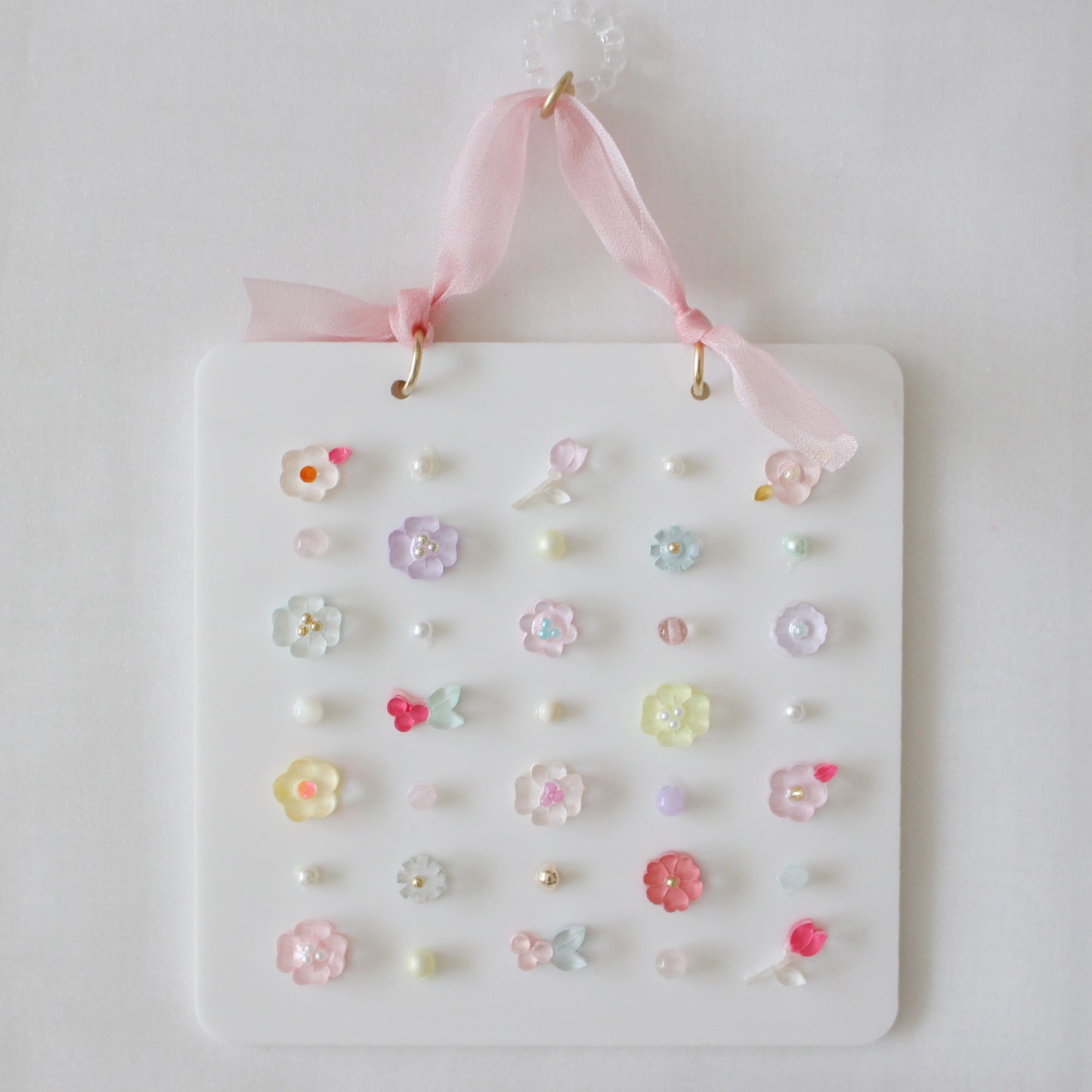 wall bijoux 〈blossoms leading the way〉