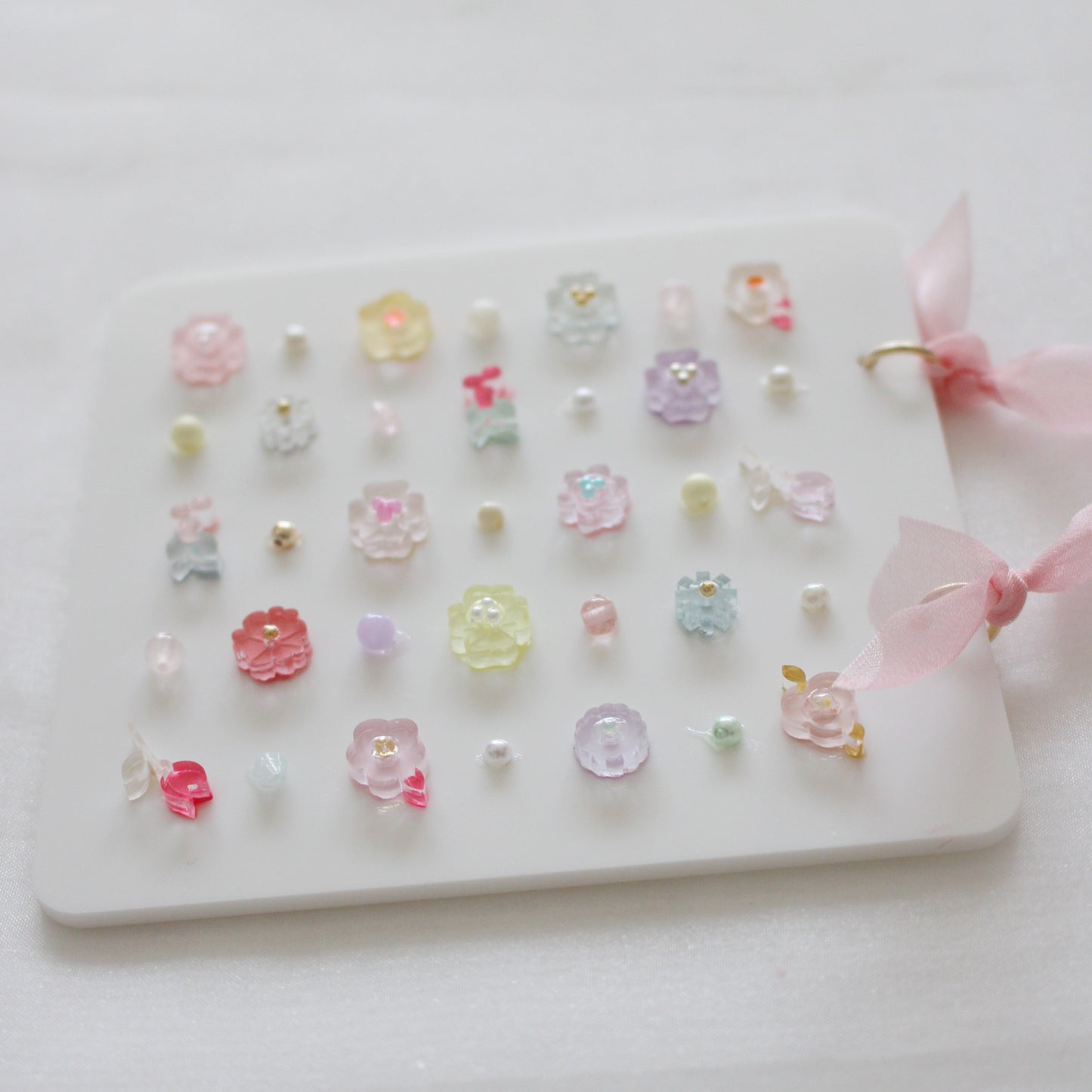 wall bijoux 〈blossoms leading the way〉