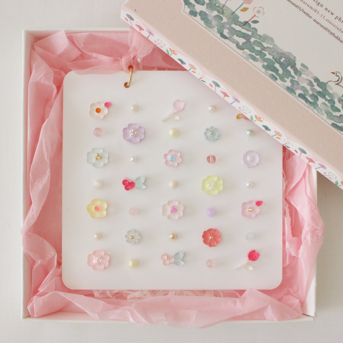 wall bijoux 〈blossoms leading the way〉
