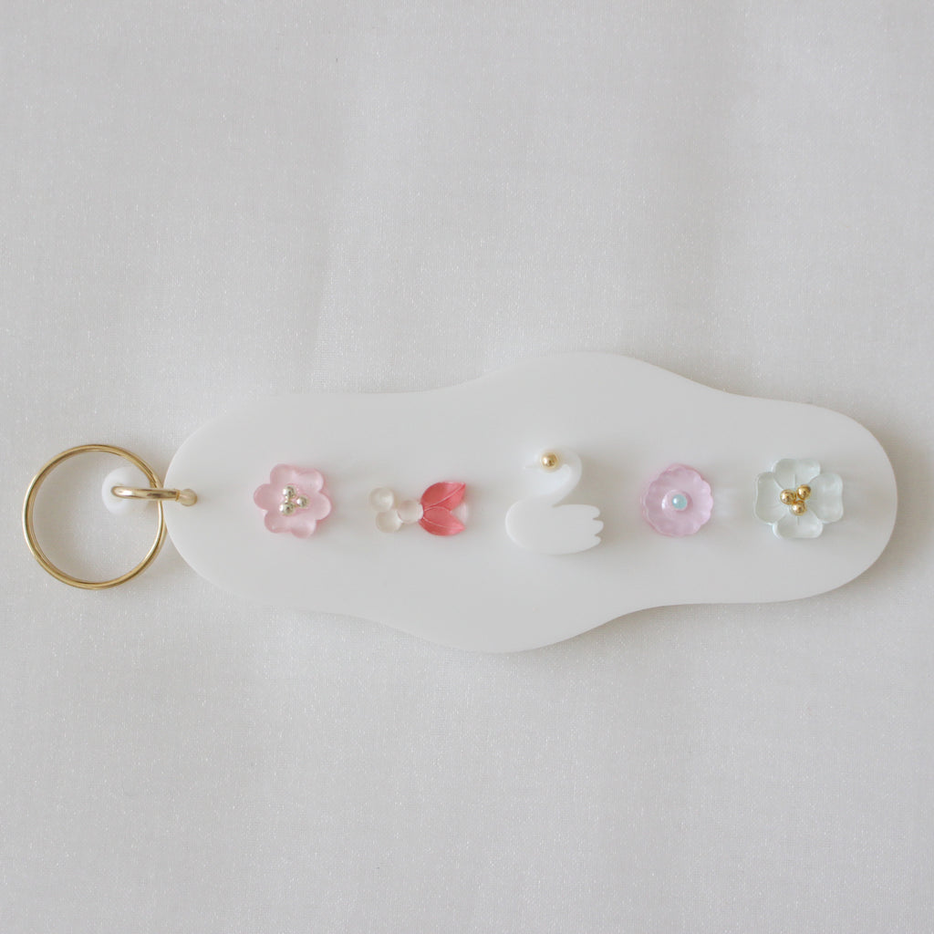 take a walk keychain 〈blossoms leading the way〉