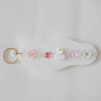 take a walk keychain 〈blossoms leading the way〉