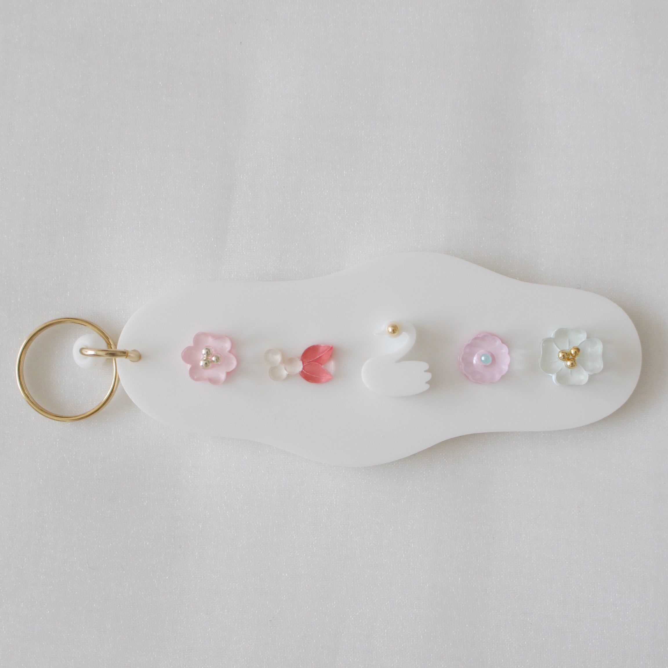 take a walk keychain 〈blossoms leading the way〉