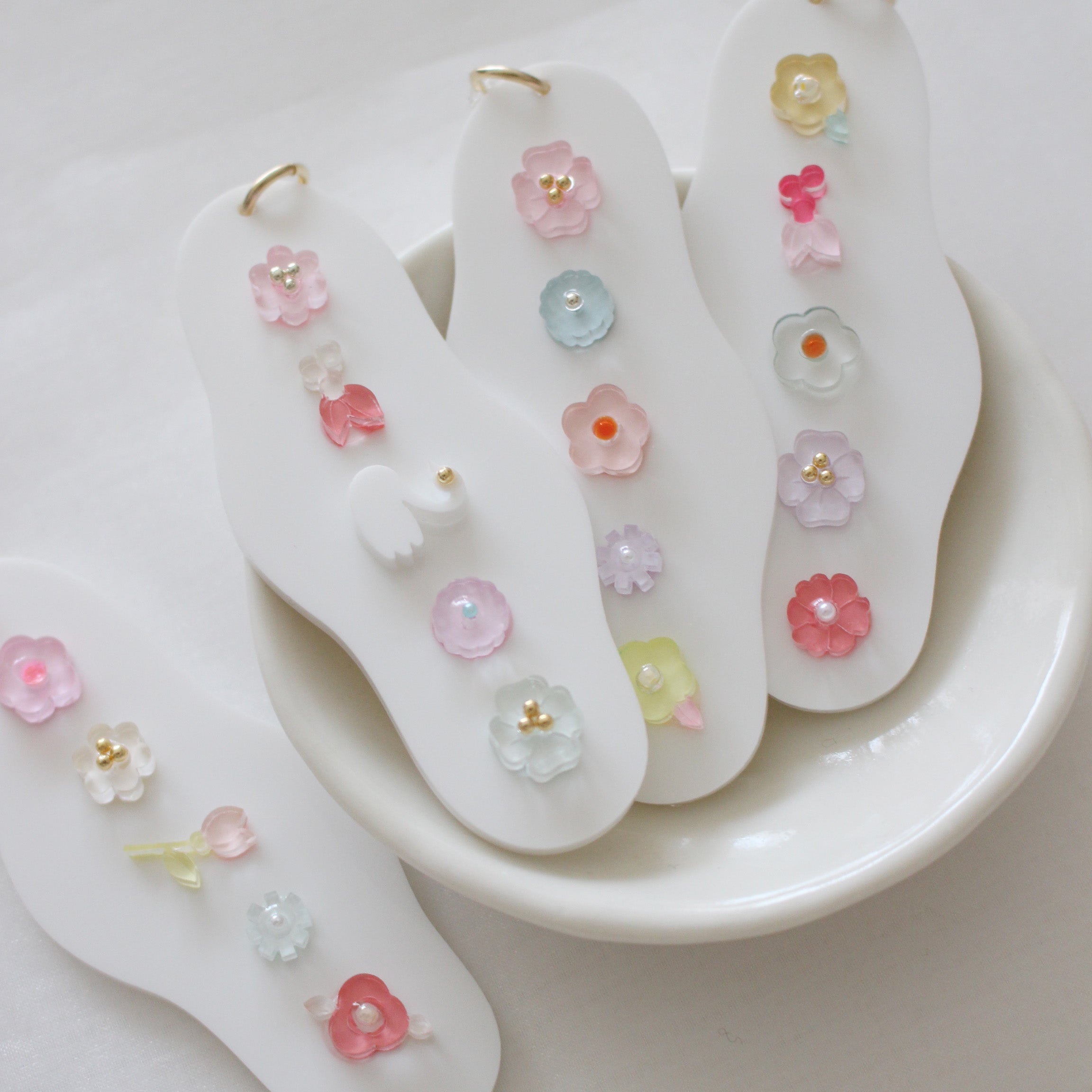 take a walk keychain 〈blossoms leading the way〉