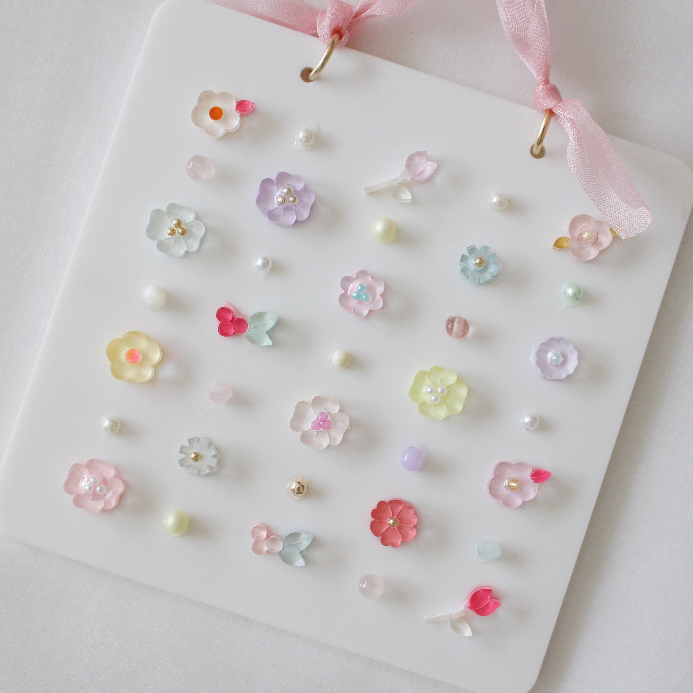 wall bijoux 〈blossoms leading the way〉