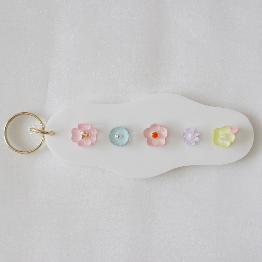 take a walk keychain 〈blossoms leading the way〉