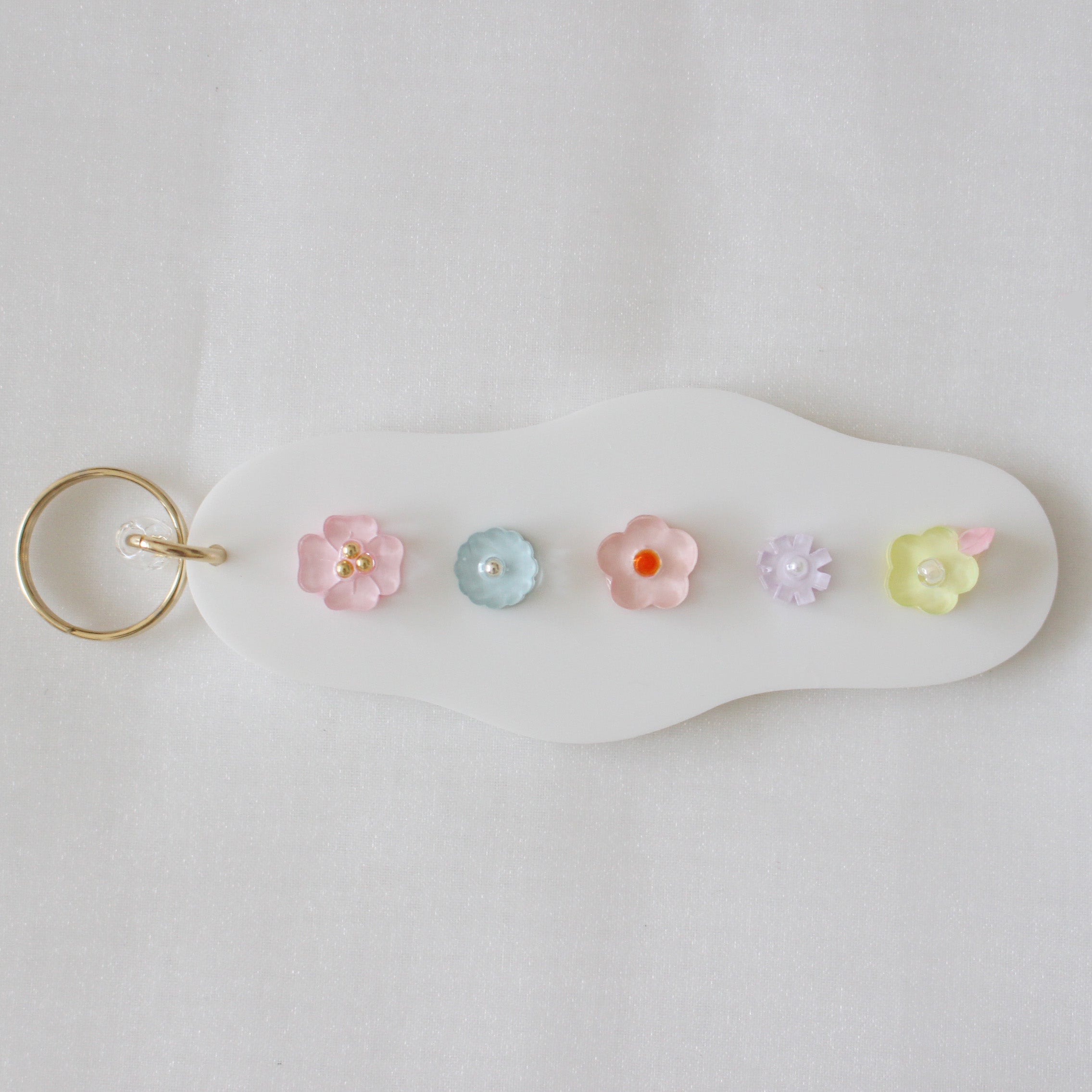 take a walk keychain 〈blossoms leading the way〉
