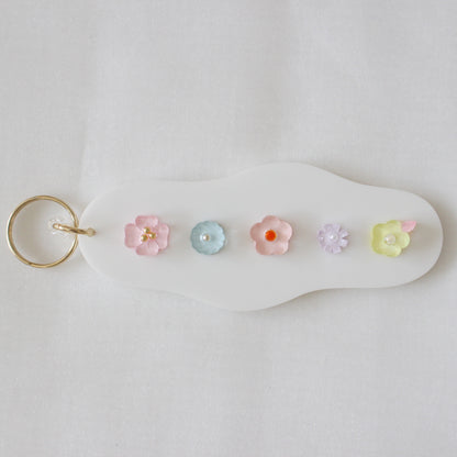 take a walk keychain 〈blossoms leading the way〉