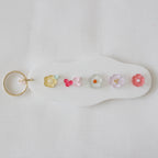 take a walk keychain 〈blossoms leading the way〉