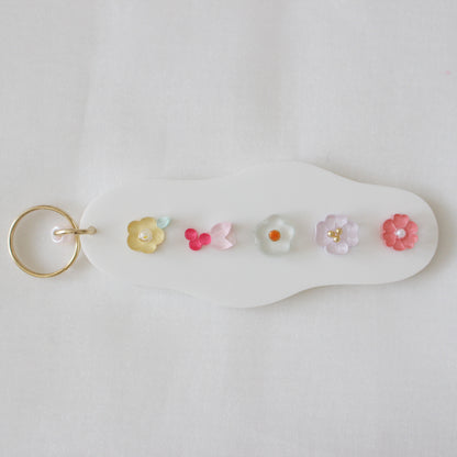 take a walk keychain 〈blossoms leading the way〉