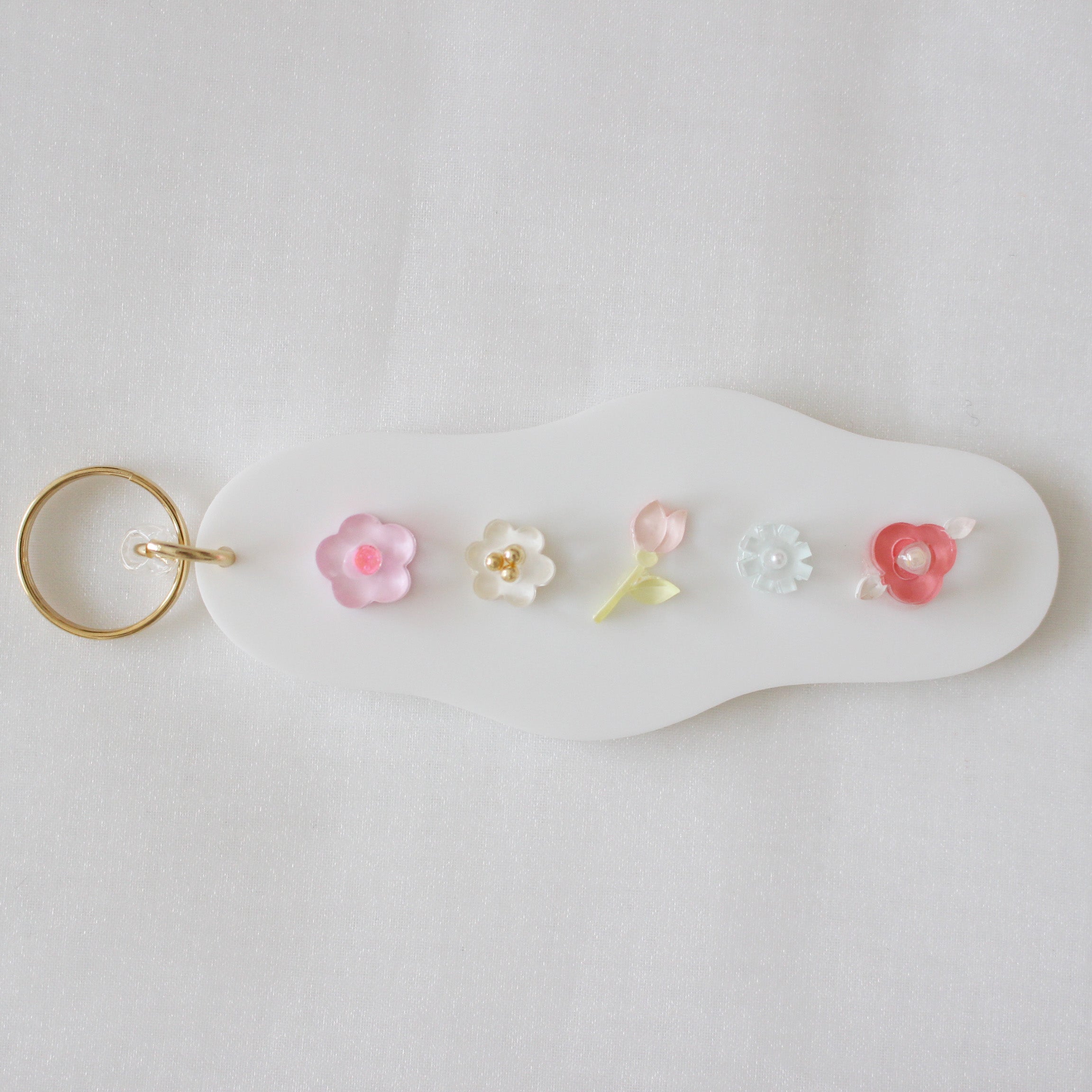 take a walk keychain 〈blossoms leading the way〉