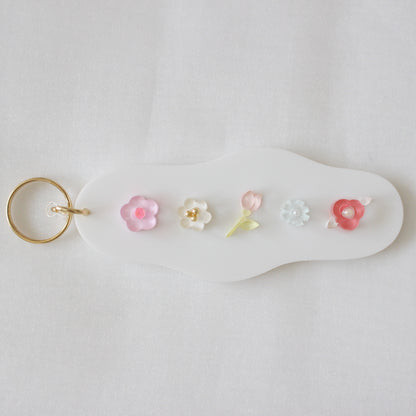 take a walk keychain 〈blossoms leading the way〉