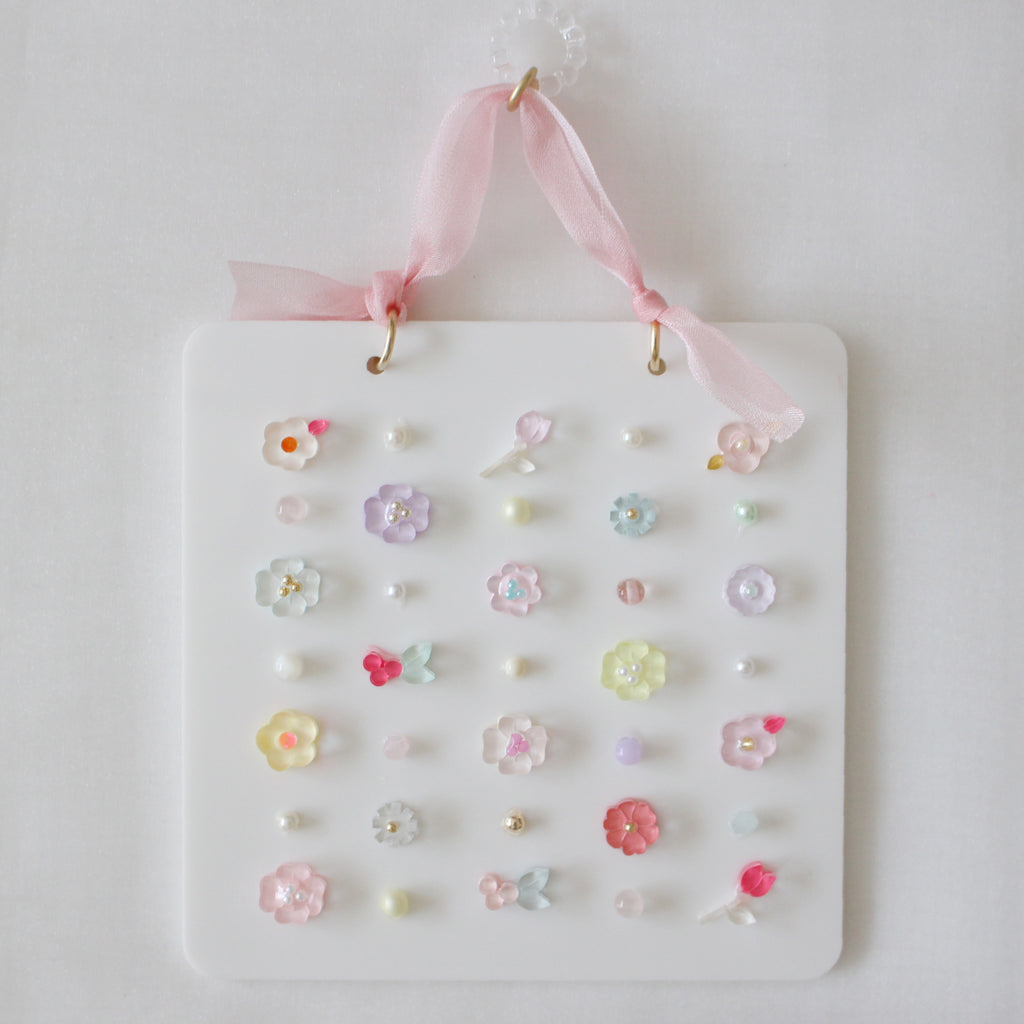 wall bijoux 〈blossoms leading the way〉