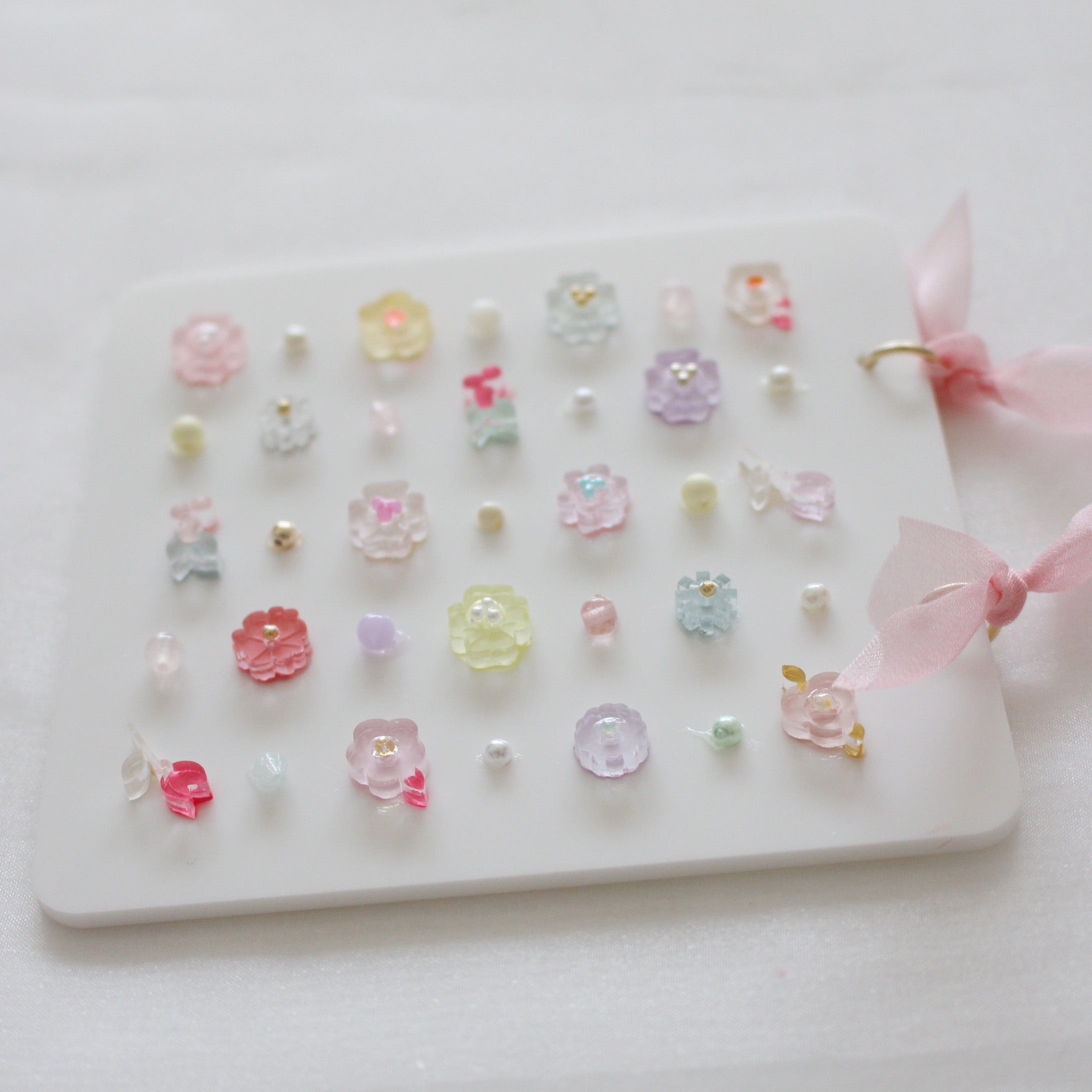 wall bijoux 〈blossoms leading the way〉