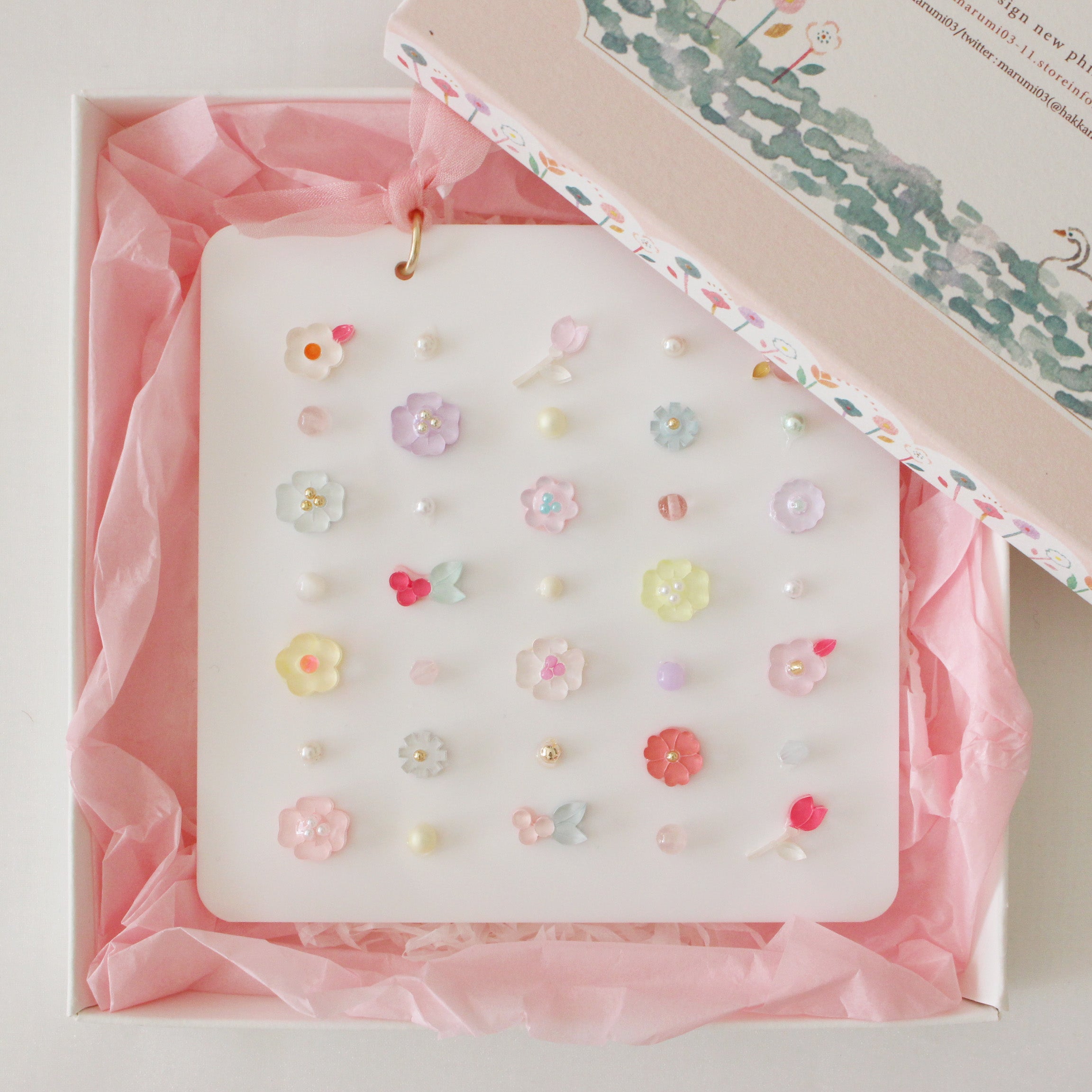 wall bijoux 〈blossoms leading the way〉